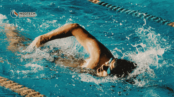 Alasan Mengapa Banyak Orang Memilih Berenang di Malam Hari