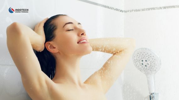 Mandi air hangat untuk meredakan pegal dalam rutinitas harian agar tubuh terasa lebih rileks, nyaman, dan segar.