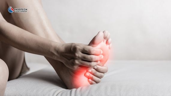 Manfaat air hangat untuk kaki pegal setelah beraktivitas untuk membantu memberikan rasa nyaman, rileks, dan mengurangi rasa lelah pada kaki.