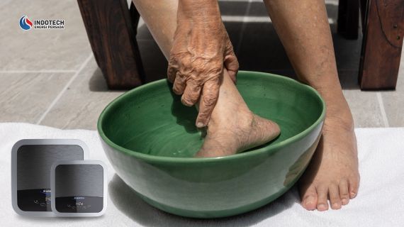 Merendam kaki dengan air hangat untuk memberikan rasa nyaman dan rileks pada kaki.