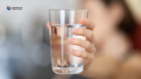 Minum air hangat untuk melengkapi rutinitas pagi agar tubuh terasa lebih nyaman dan siap menjalani aktivitas.